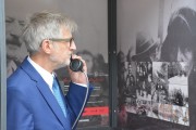 Poseł Czarnecki trzyma słuchawkę. 