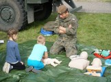 żołnierz WOT uczy dzieci pierwszej pomocy 