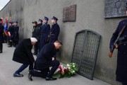 Prezydent składa kwiaty pod murem Zakładu Karnego w Rawiczu.