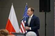 Przemawia ambasador USA Mark Brzezinski