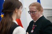 Wojewoda wielkopolska Agata Sobczyk z odznaczoną Krzyżem Zasługi