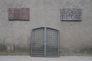 Widok tablic na murze więzienia