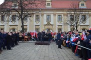 Prezydent przemawia na rynku w Rawiczu - szeroki plan