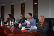 Przy stole siedzą Czesław Szymoniak, dr Paweł Wosicki, dr Krzysztof Szwarc, prof. Jan Paradysz