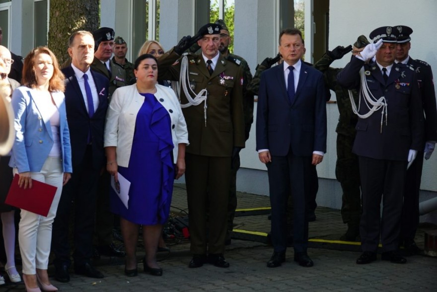 Minister Mariusz Błaszczak, Wojewoda Wielkopolski Aneta Niestrawska w asyście wojska i samorządowców w trakcie apelu