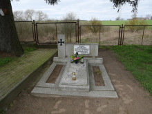 Zdjęcie grobu 2 żołnierzy NN WP