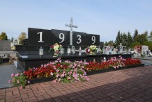 zdjęcie mogiły ofiar lotnictwa niemieckiego w Grzegorzewie