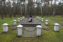 zdjęcie grobu 35 Polaków zamordowanych przez Niemców w 1940 r. Tury