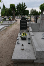 Zdjęcie grobu trzech nieznanych studentów zamordowanych przez Niemców w 1939 roku. Pogorzela