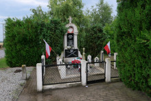 Zdjęcie grobu ofiar niemieckiego bombardowania. Wilczna