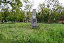 zdjęcie grobu pomordowanych w lesie Biernackim na Nowym Cmentarzu Żydowskim w Kaliszu