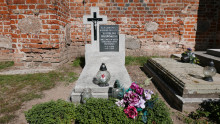 zdjęcie grobu księdza Stanisława Radomskiego w Niepruszewie