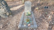 Zdjęcie grobu  trzech bezimennych żołnierzy poległych w Poznaniu - Ławicy w 1945 roku. Poznań