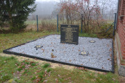 zdjęcia grobu ofiar Holocaustu w Wytomyślu