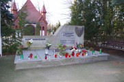zdjęcie grobu powstańców wielkopolskich i poległego w  wojnie polsko - bolszewickiej w Poznaniu Górczynie