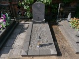 zdjęcie grobu nieznanej ofiary terroru hitlerowskiego w kw. 10 cmetarza w Rawiczu (II)