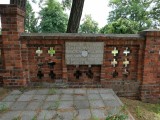 zdjęcie ściany-pomnika w kwaterze "za murem" w Rawiczu