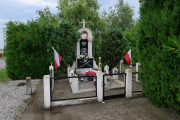 Zdjęcie grobu ofiar niemieckiego bombardowania. Wilczna