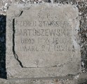 zdjęcie zachowanego fragmentu nagrobka żołnierza WP na cmentarzu pod Strzałkowem