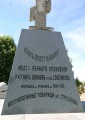 zdjęcie tablicy na tylnej części pomnika na cmentarzu pod Strzałkowem