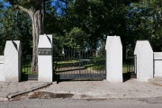 zdjęcie bramy wejściowej na Cmentarz Wojenny w Kole