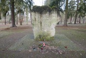 zdjęcie centralnego pomnika na cmentarzu jenieckim z okresu I wojny światowej w Pile-Leszkowie 