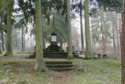 zdjęcie pomnika Litwinów, Łotyszy i Polaków na cmentarzu jenieckim z okresu I wojny światowej w Pile-Leszkowie 