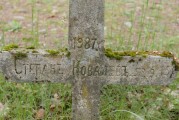 zdjęcie dużego betonowego krzyża nagrobnego na cmentarzu jenieckim z okresu I wojny światowej w Pile-Leszkowie 
