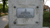 Zdjęcie tablicy inskrypcyjnej z grobu Andrzeja Świtonia żołnierza Wojska Polskiego, Rogaszyc