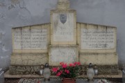 zdjęcie grobu powstańców wielkopolskich i poległych w wojnie polsko - bolszewickiej. Chobienice