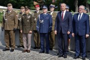 Goście honorowi w trakcie oficjalnych obchodów Święta Wojska Polskiego w Poznaniu.