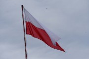 Flaga Poslki powiewająca na wietrze