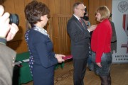 Prezes IPN-u wręcza Krzyż Wolności i Solidarności Zofii Orłowskiej.