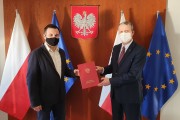 Wojewoda wręcza powołanie na stanowisko pełnomocnika do spraw rodziny