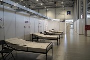 Widok na salę, gdzie znajdują się łóżka na terenie tymczasowego szpitala