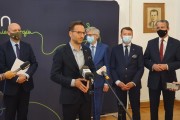 Minister Buda przemawia podczas briefingu