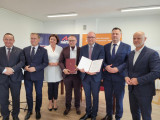 II wicewojewoda wielkopolski Jarosław Maciejewski uczestniczył w uroczystym podpisaniu umowy na zaprojektowanie i budowę drugiej jezdni obwodnicy Wyrzyska, stanowiącej część drogi ekspresowej S10. 