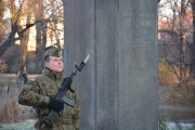 Żołnierz przy pomniku.