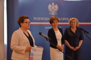 Minister Anna Zalewska wraz z wicewojewodą Marleną Maląg i kurator Elżbietą Leszczyńską.