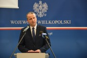 Wojewoda Michał Zieliński przed mikrofonem zabiera głos na konferencji prasowej