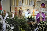 Zdjęcie kwiatów na trumnie z kościoła w czasie trwania pogrzebu