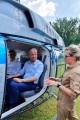 Wojewoda siedzi w policyjnym śmigłowcu Bell 407