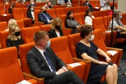 Przemówień w sali sesyjnej słuchają wicewojewodowie: Aneta Niestrawska i Maciej Bieniek