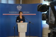 Informacji dziennikarzom podczas briefingu udziela wicewojewoda Aneta Niestrawska