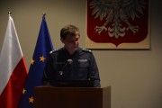 Komendant Paweł Mąka stoi za mównicą