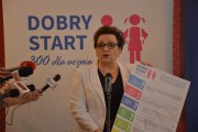 Minister Anna Zalewska przedstawia projekt ulotki.