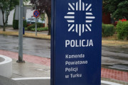 Tablica z nazwą komendy powiatowej policji w turku.