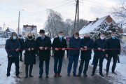 Wicewojewoda Maciej Bieniek oraz parlamentarzyści i samorządowcy symbolicznie otwierają drogę Ciosaniec - Pniewo