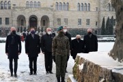 Wojewoda wraz z towarzyszącą mu delegacją składa wspólną wiązankę kwiatów pod Pomnikiem Ofiar Katynia i Sybiru                   