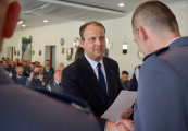 ojewoda wielkopolski składa gratulację zasłużonemu policjantowi